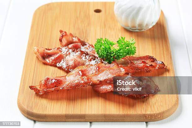 Foto de Tiras De Bacon Frito e mais fotos de stock de Alimentação Não-saudável - Alimentação Não-saudável, Bacon, Carne
