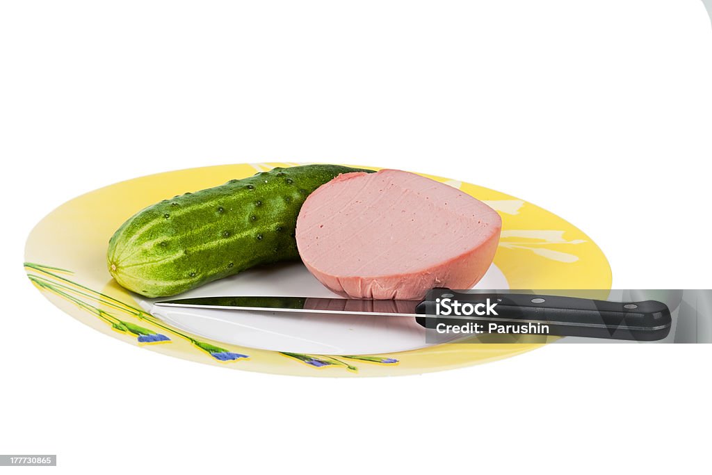 Salsiccia e cetriolo su un piatto con Coltello - Foto stock royalty-free di Antipasto