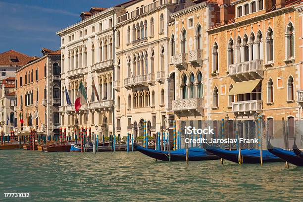Canal Grande E Gondole Venezia Italia - Fotografie stock e altre immagini di Ambientazione esterna - Ambientazione esterna, Antico - Condizione, Architettura