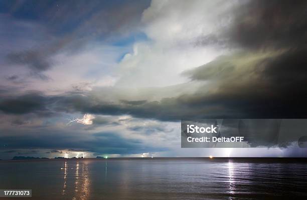 Relâmpago Sobre O Mar Tailândia - Fotografias de stock e mais imagens de Ao Ar Livre - Ao Ar Livre, Azul, Beleza natural