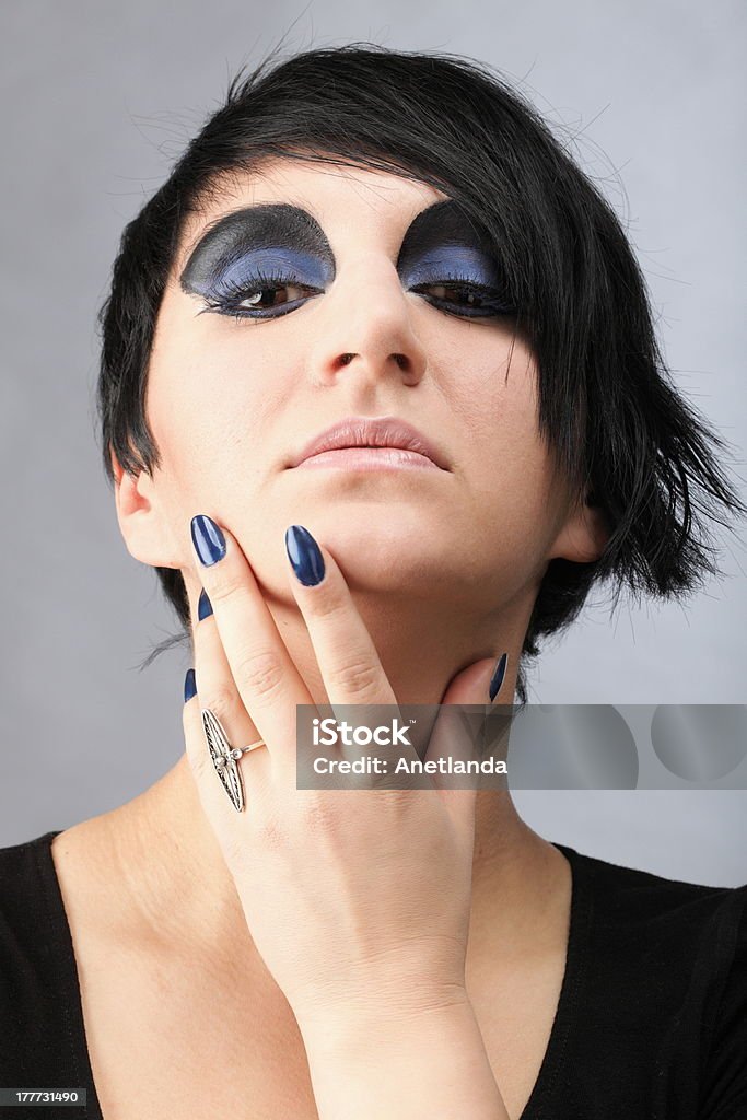 Bello rostro de mujer maquillaje posando en studio - Foto de stock de 20-24 años libre de derechos