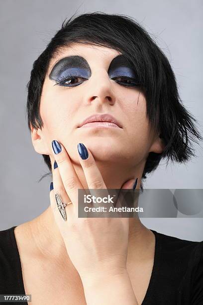 Bella Donna Faccia Makeup In Posa In Studio - Fotografie stock e altre immagini di 20-24 anni - 20-24 anni, Adulto, Alla moda
