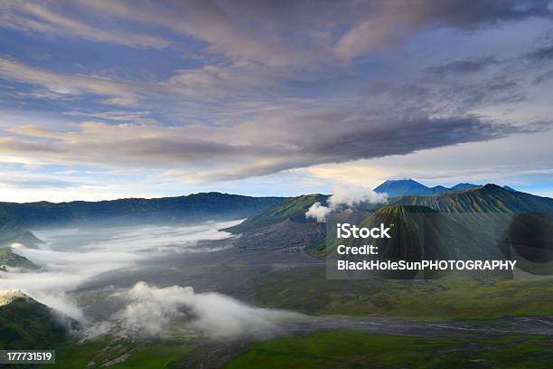 Foto de Vulcão Bromo Na Indonésia e mais fotos de stock de Atividade - Atividade, Aventura, Caldeira - Cratera vulcânica