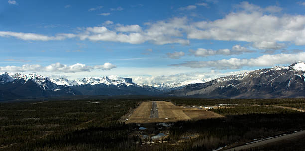 landung in abgelegenen flughafen (5) - airfield mountain snow airport stock-fotos und bilder