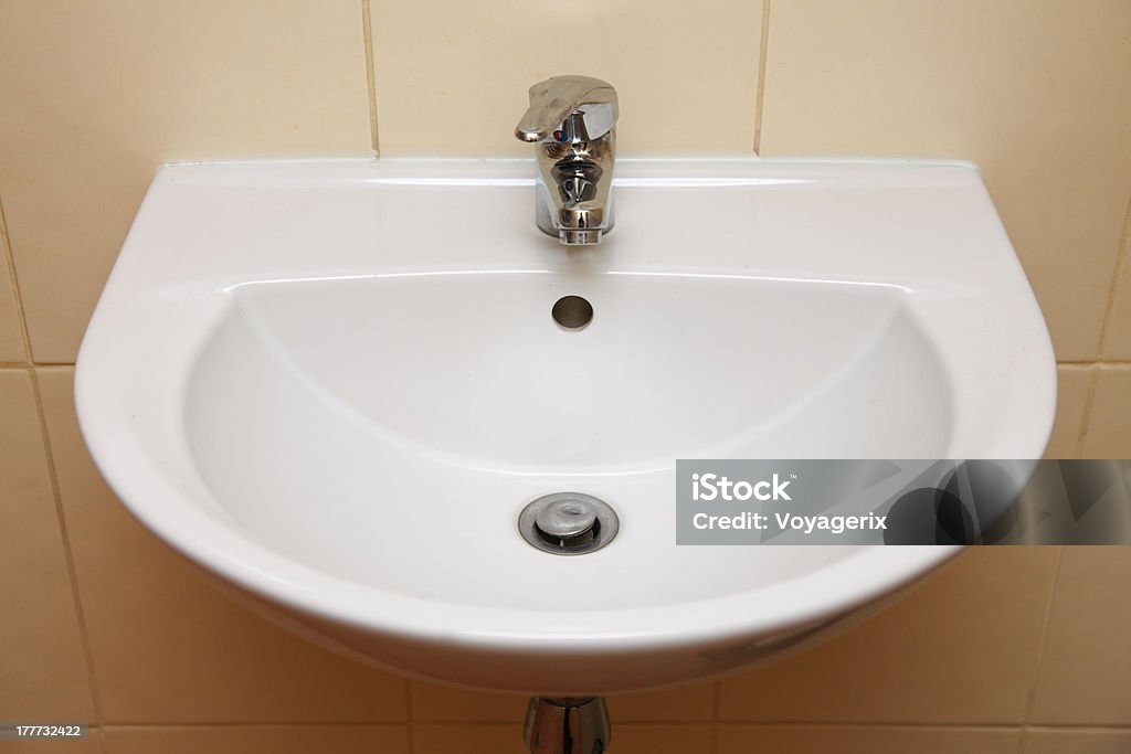 Pia branca e toque no banheiro - Foto de stock de Artigo de decoração royalty-free