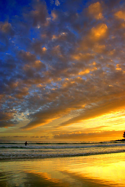 sunshine coast, austrália - sea cirrocumulus landscape one person - fotografias e filmes do acervo