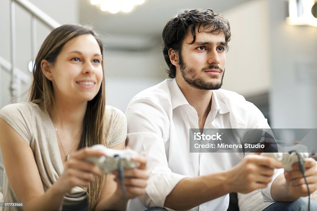 Jeune couple jeu jeux vidéo - Photo de Adulte libre de droits