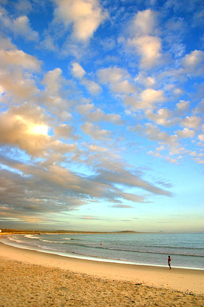 sunshine coast, austrália - sea cirrocumulus landscape one person - fotografias e filmes do acervo