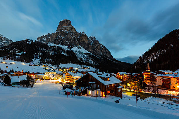 スキーリゾートの corvara 夜は、アルタバディア、ドロミテアルプス - alta badia ストックフォトと画像