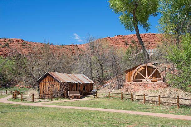 old mill au red rock crossing à sedona en arizona - rock mill photos et images de collection