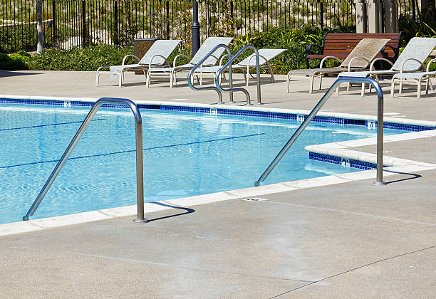 スイミングプール - resort swimming pool swimming pool poolside curve ストックフォトと画像