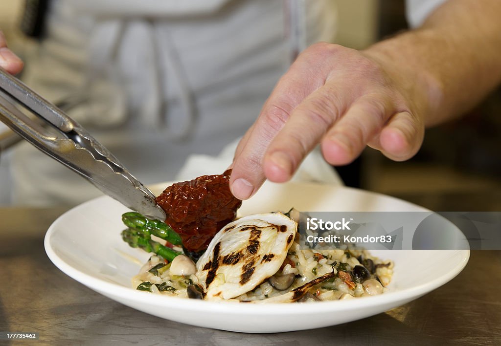 Le Chef est décorer risotto - Photo de Risotto libre de droits