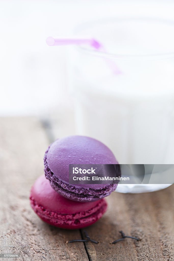 Deux des macarons et du lait - Photo de Biscuit libre de droits