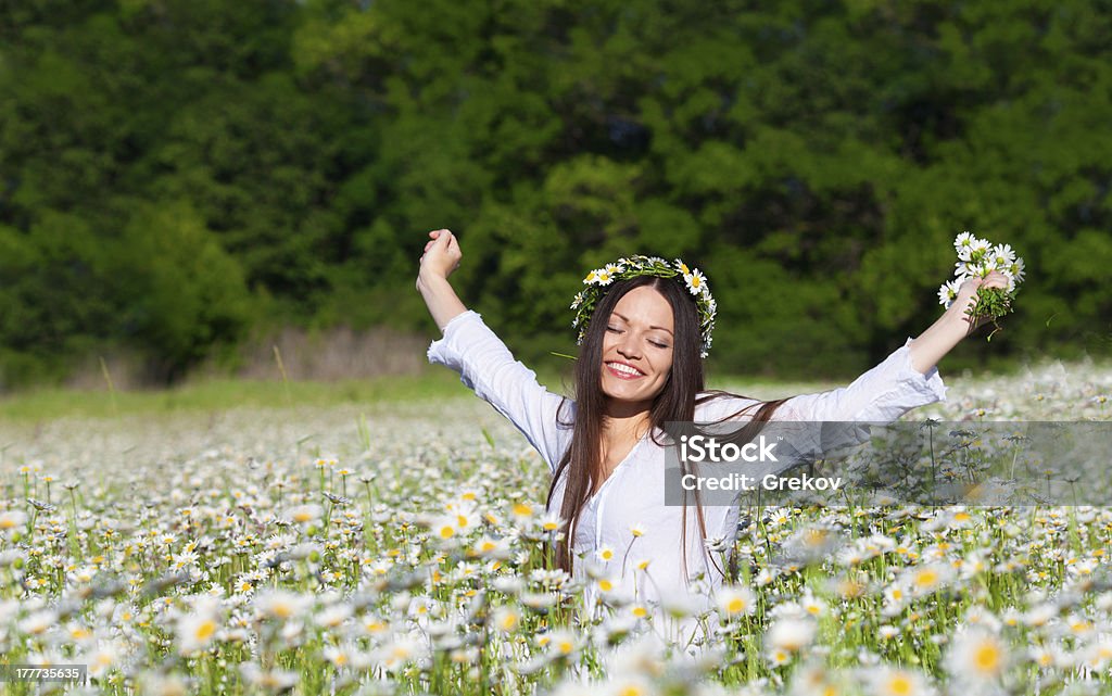 Ragazza sul prato - Foto stock royalty-free di Campo