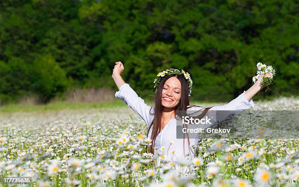 Ragazza Sul Prato - Fotografie stock e altre immagini di Campo - Campo, Donne, Pianta di camomilla