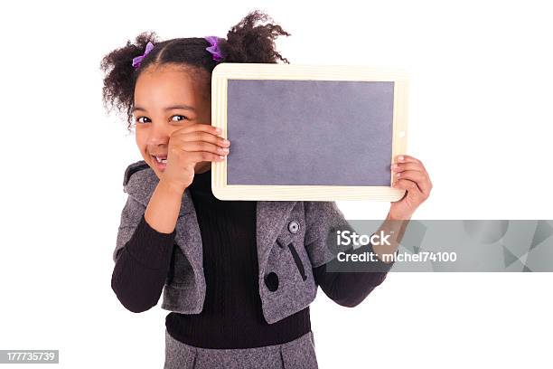 Junge Afrikanische Mädchen Mit Einem Schwarzen Tafel Stockfoto und mehr Bilder von Afrikanischer Abstammung