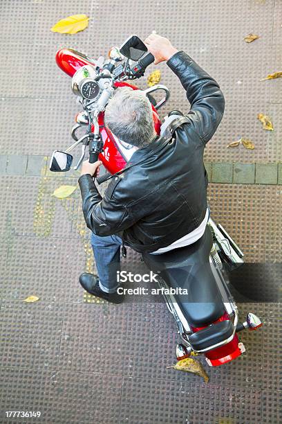 Vista Aérea De Las Motocicletas Senior Rider Rojo Foto de stock y más banco de imágenes de Motocicleta - Motocicleta, Vista cenital, Vista desde arriba