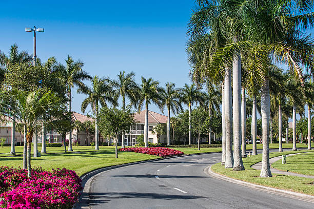 comunidad tradicional en naples, florida - florida naples florida house residential structure fotografías e imágenes de stock