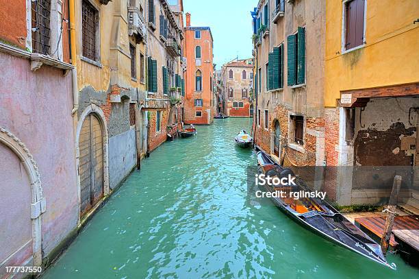 Gondel Auf Kleinem Kanal In Venedig Italien Stockfoto und mehr Bilder von Alt - Alt, Architektur, Außenaufnahme von Gebäuden