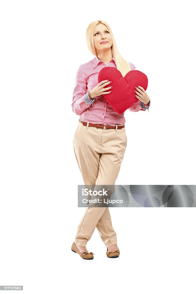 Женщина держит красное сердце - Стоковые фото Белый роялти-фри