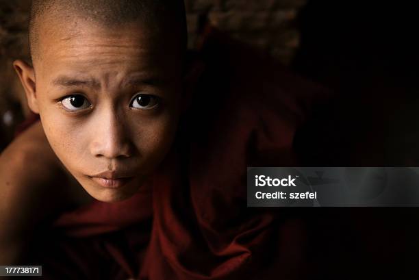 Retrato Da Pequena Monge - Fotografias de stock e mais imagens de Adulto - Adulto, Aprendiz de Monge Budista, Asiático e indiano