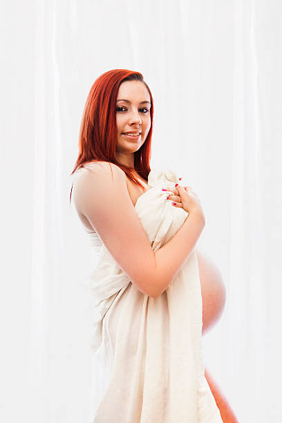 garota grávida cortinas branco folha ao redor dela - teenage pregnancy mother social issues family - fotografias e filmes do acervo