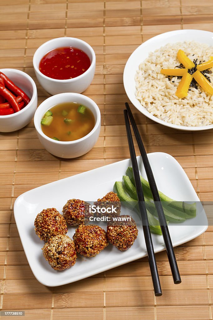 Boulettes de viande et de riz et de graines de sésame noir - Photo de Aliment libre de droits