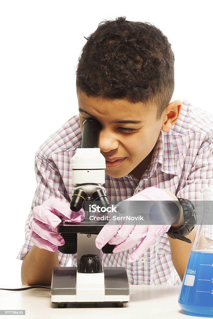 Noir garçon avec un microscope - Photo de Analyser libre de droits