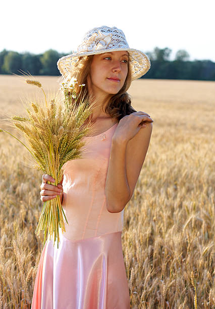 mulher bonita em chapéu espera orelhas de trigo - wheat freedom abundance human hand imagens e fotografias de stock