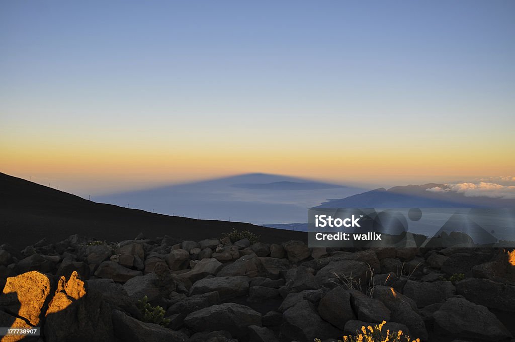 Sombra de Haleakala ao nascer do sol de Maui, Havaí - Foto de stock de Azul royalty-free