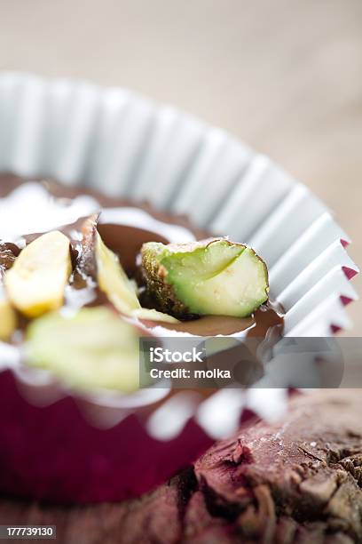 Foto de Chocolate Com Pistacios e mais fotos de stock de Açúcar - Açúcar, Caramelo - Doces, Chocolate