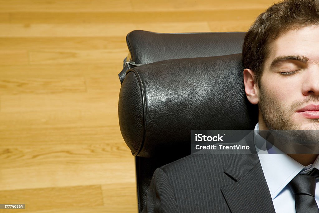 Uomo disteso su una chaise longue - Foto stock royalty-free di 25-29 anni