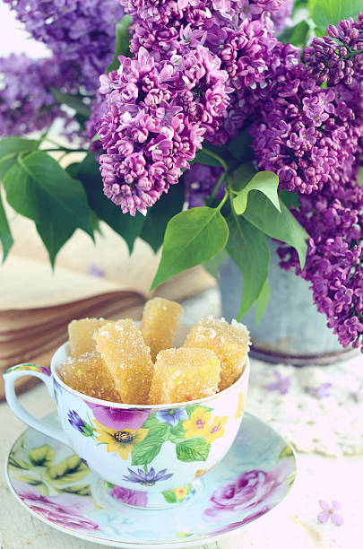 naturaleza muerta con mermelada golosinas y lirio de flores - doily candy bowl dishware fotografías e imágenes de stock