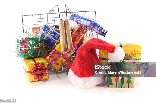 Świąteczne Zakupy - zdjęcia stockowe i więcej obrazów Boże Narodzenie - Boże Narodzenie, Czapka na zabawę, Czapka Świętego Mikołaja