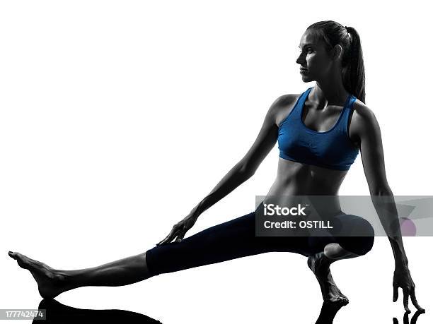 Mulher Exercício Yoga Esticar As Pernas Quentes Para - Fotografias de stock e mais imagens de Adulto