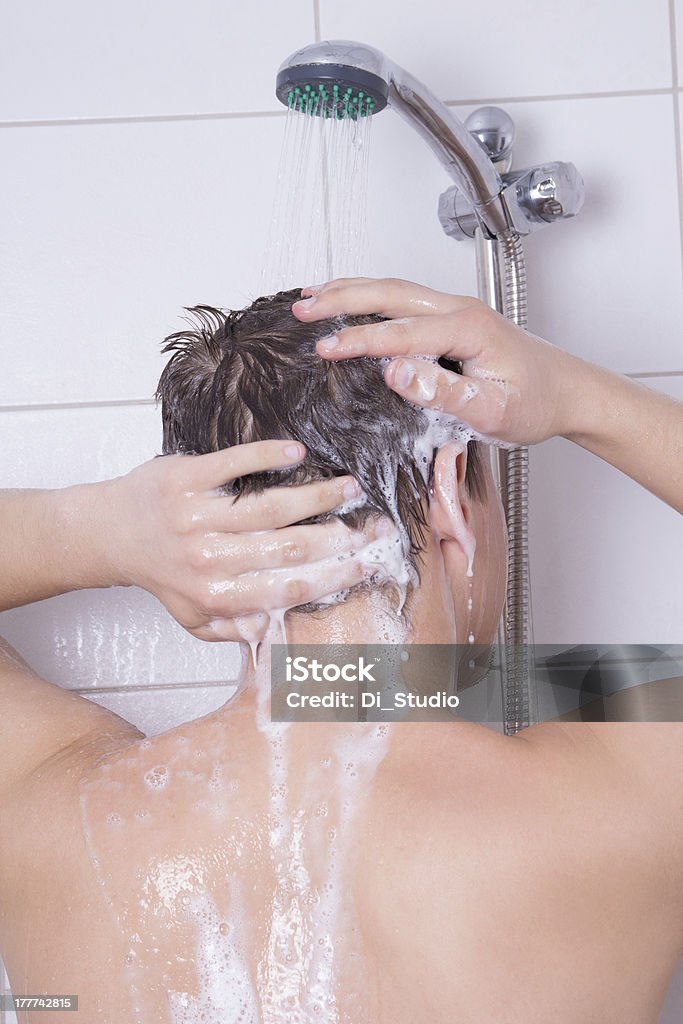 Homme laver ses cheveux dans la douche - Photo de Douche libre de droits