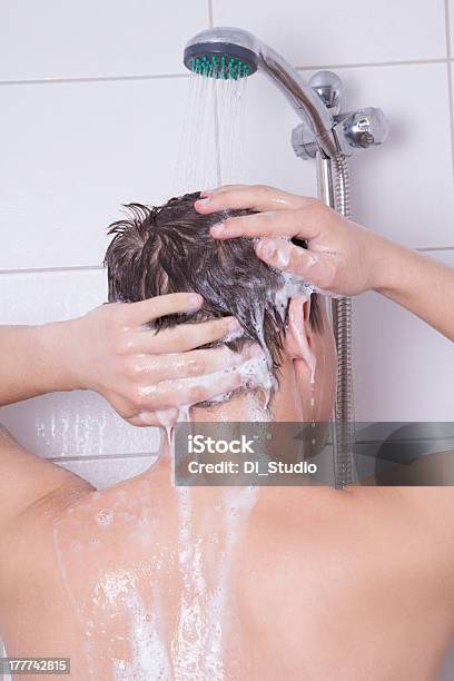 Foto de Homem Lavar O Cabelo Com Chuveiro e mais fotos de stock de Chuveiro - Instalação doméstica - Chuveiro - Instalação doméstica, Homens, Shampoo