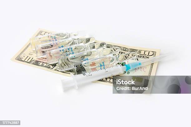 Ампулы С Лекарством И Шприца — стоковые фотографии и другие картинки Американская валюта - Американская валюта, Ампула, Без людей