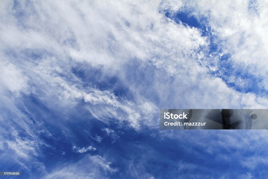 Magnifique ciel bleu avec des nuages blancs - Photo de Automne libre de droits