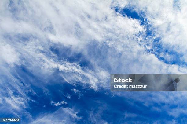 Photo libre de droit de Magnifique Ciel Bleu Avec Des Nuages Blancs banque d'images et plus d'images libres de droit de Automne - Automne, Bleu, Ciel