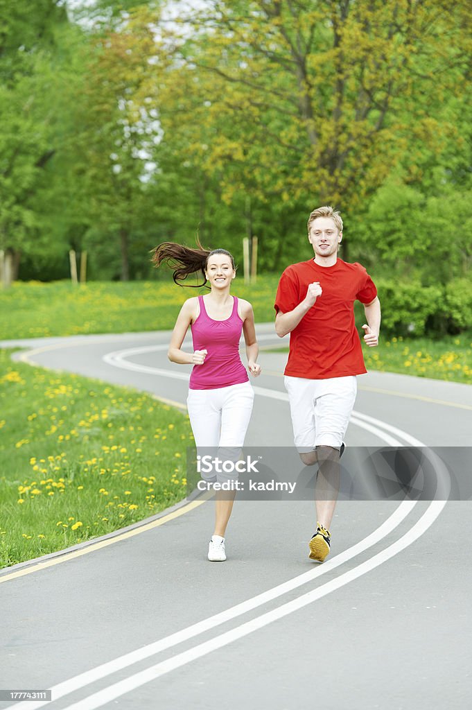 Młody mężczyzna i kobieta jogging na zewnątrz - Zbiór zdjęć royalty-free (Aktywny tryb życia)