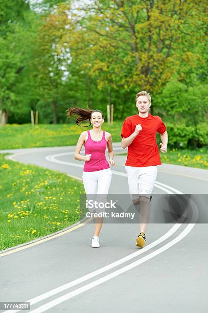 Jovem E Mulher Jogging Ao Ar Livre - Fotografias de stock e mais imagens de Adolescente - Adolescente, Adulto, Ao Ar Livre