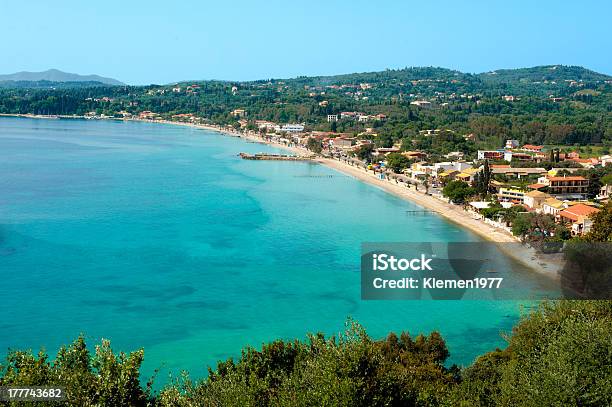 Ipsos Corfú Kerkyra Foto de stock y más banco de imágenes de Playa - Playa, Arena, Cima del árbol