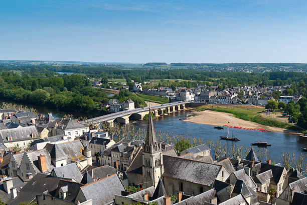 paisaje urbano de chinon en río loira - chinon fotografías e imágenes de stock