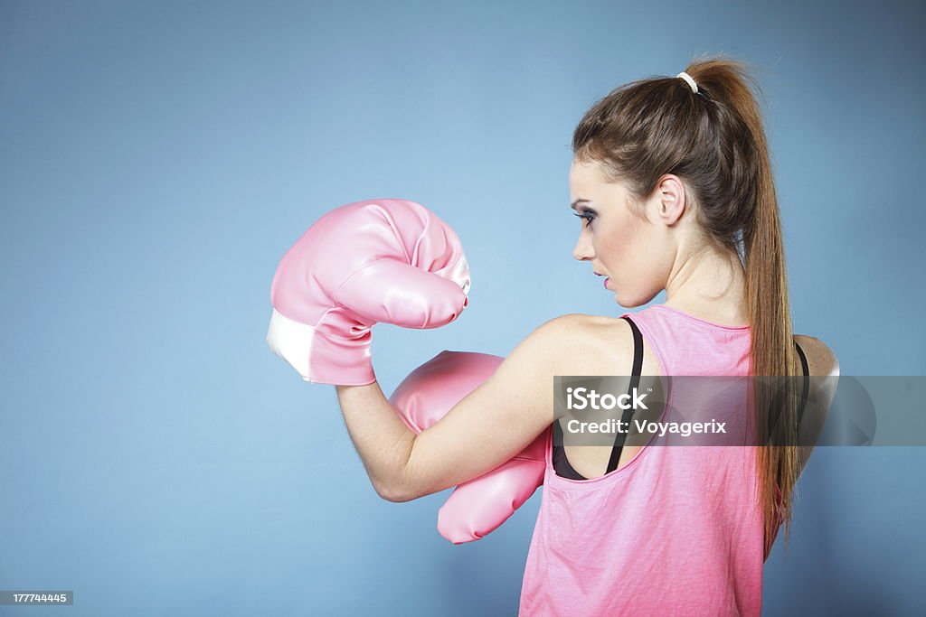 Женщина боксер модель с большим веселые розовые перчатки - Стоковые фото Бокс - спорт роялти-фри