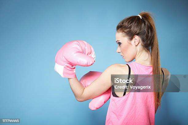 Женщина Боксер Модель С Большим Веселые Розовые Перчатки — стоковые фотографии и другие картинки Бокс - спорт