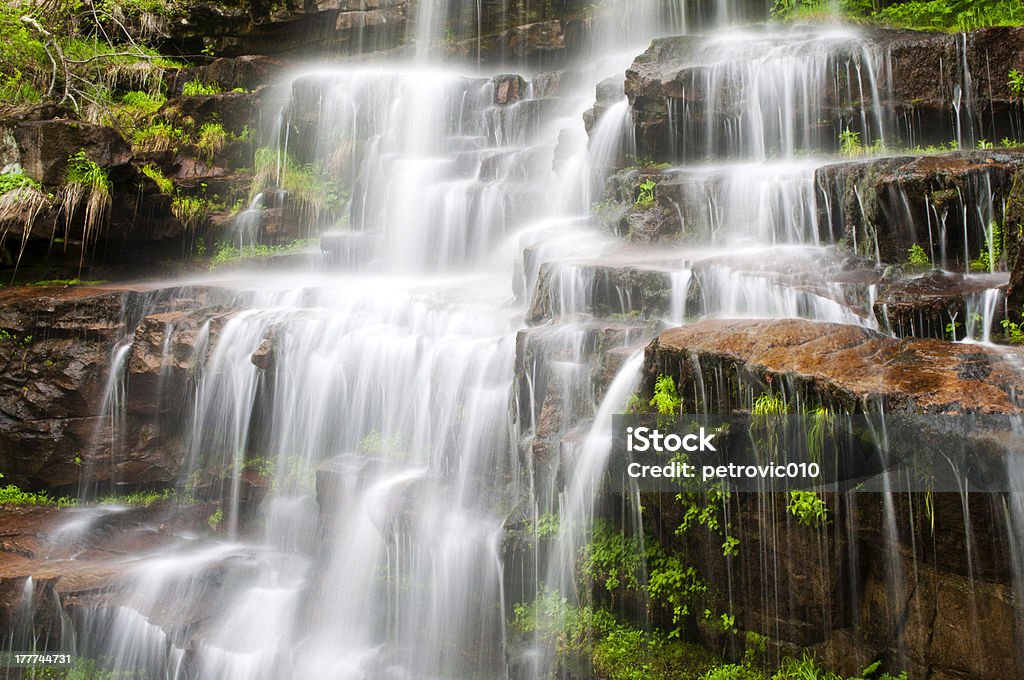 Cascata dove l'acqua è che scorre su rocce - Foto stock royalty-free di Acqua