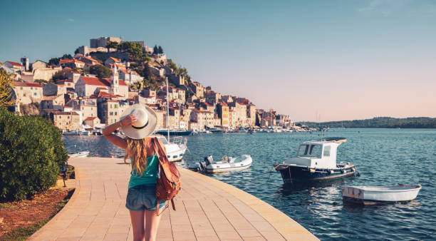 Mujer turista que viaja por Europa- Croacia, ciudad de Rovinj, mar Adriático- Istria - foto de stock