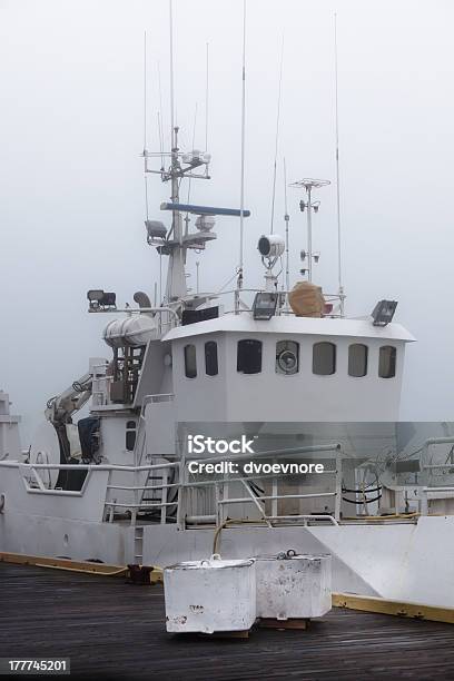 Fischereischiff In Einem Nebeligen Nebligen Morgen Im Hafen Stockfoto und mehr Bilder von Anlegestelle