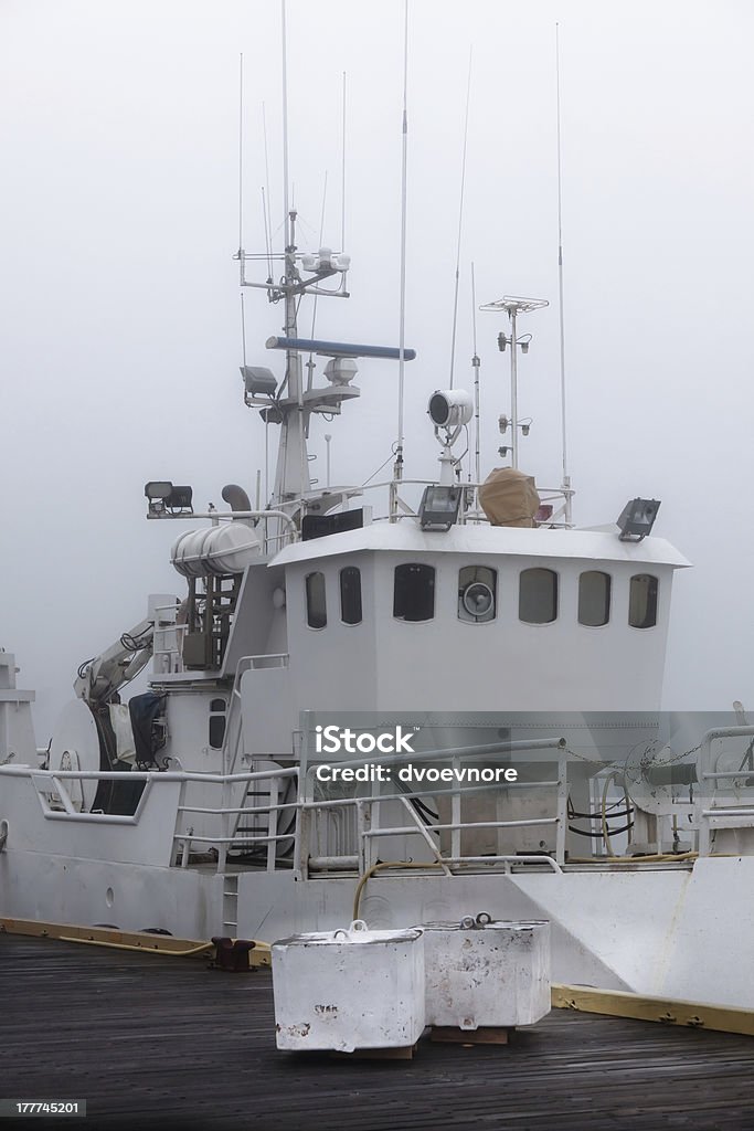 Rybackiego w foggy mglisty poranek w Harbor - Zbiór zdjęć royalty-free (Bez ludzi)